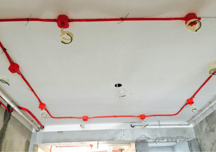 电线必须要穿管,灯位上方的电线采用类似螺丝的方式留在外面