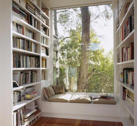配飘窗的小书房,紧凑舒适.