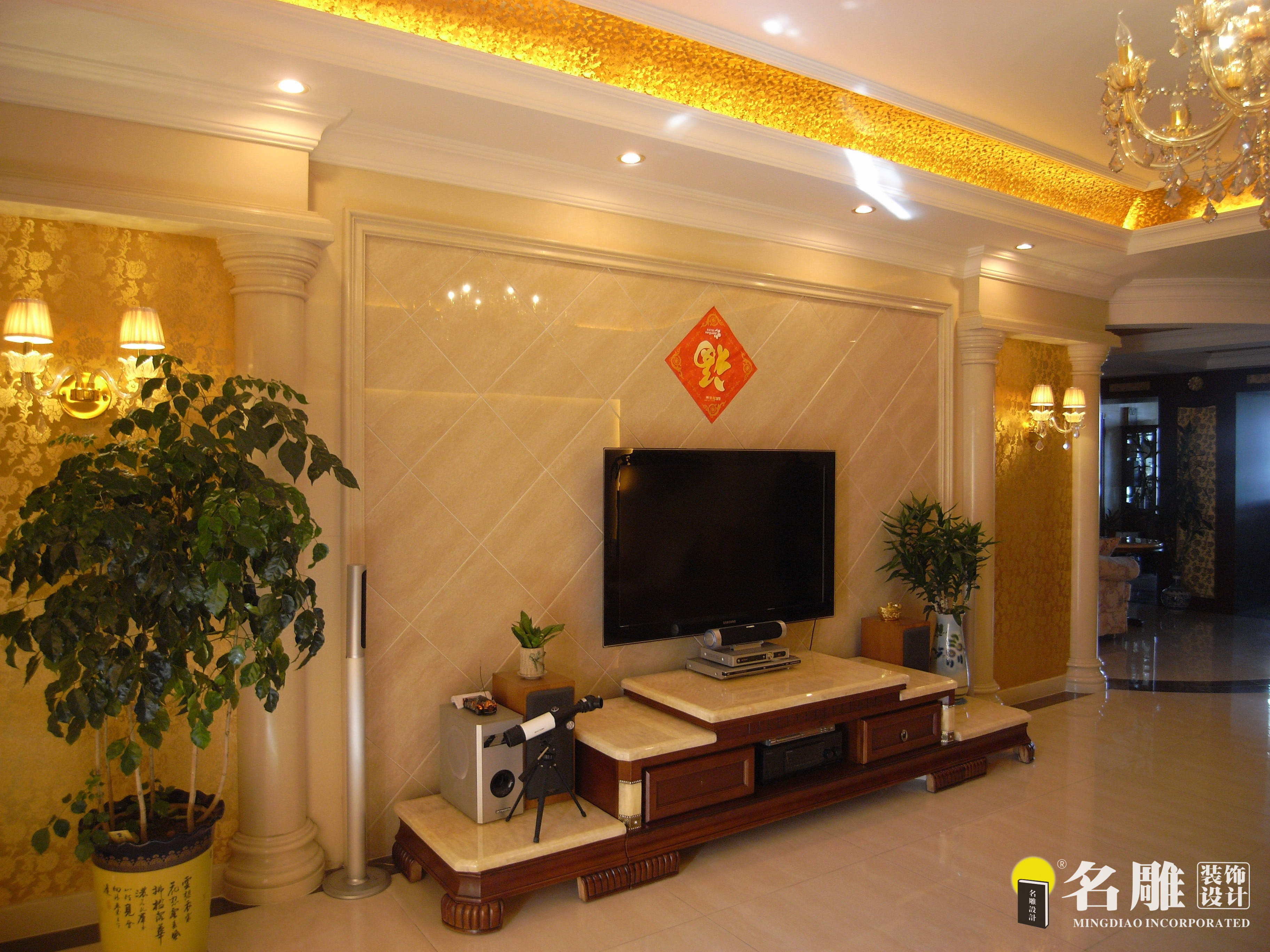 欧式风格——客厅电视背景:电视背景墙玉石的选配,天花灯槽金钻的选用