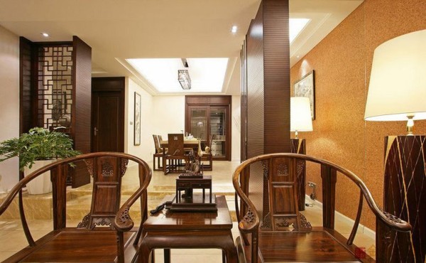 中国传统居室非常讲究空间的层次,喜用隔扇,屏风来 分割空间.