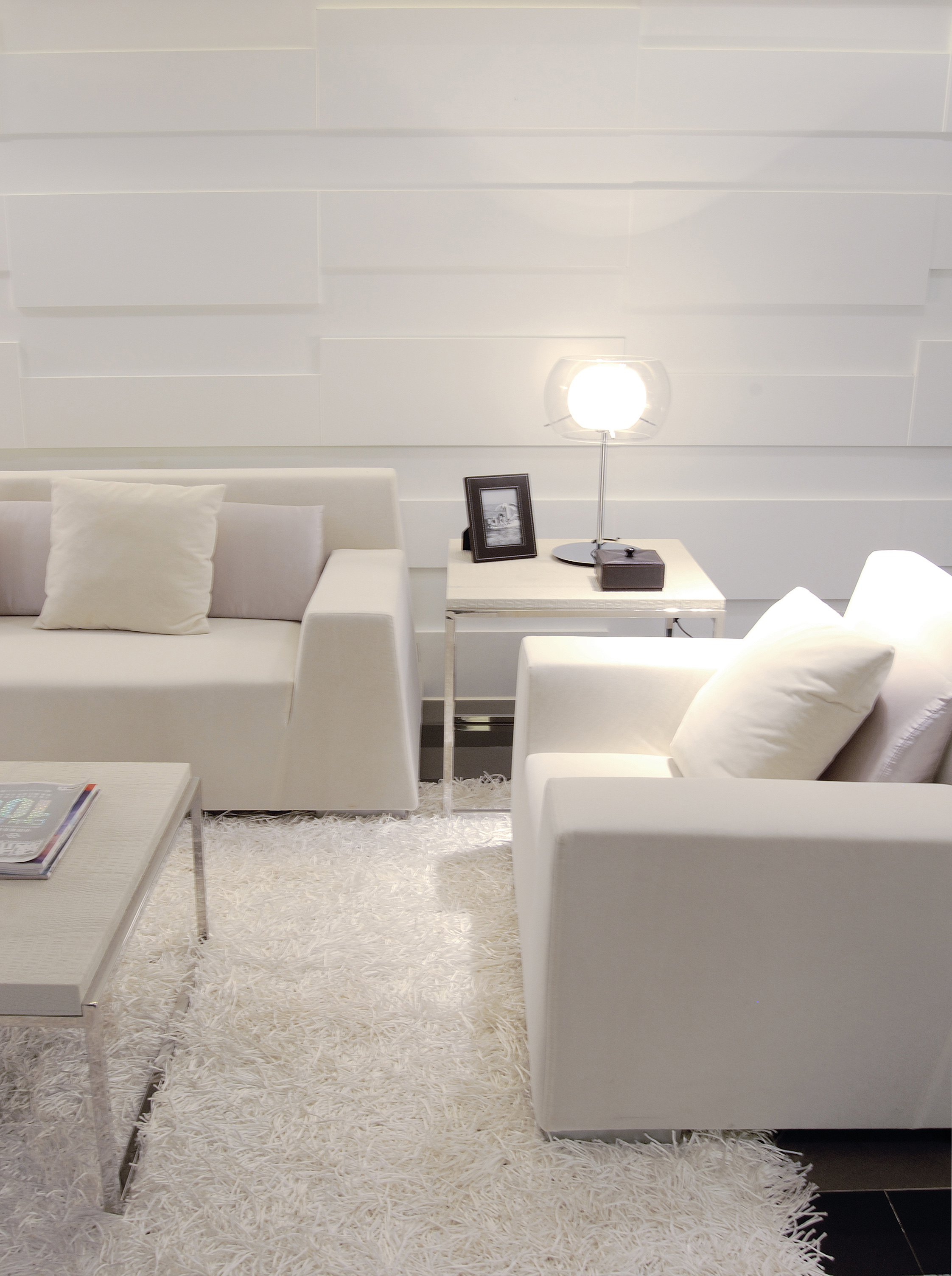 纯白的空间内,类似"豆腐块"似的极简风格的沙发洋溢着年轻人独有的