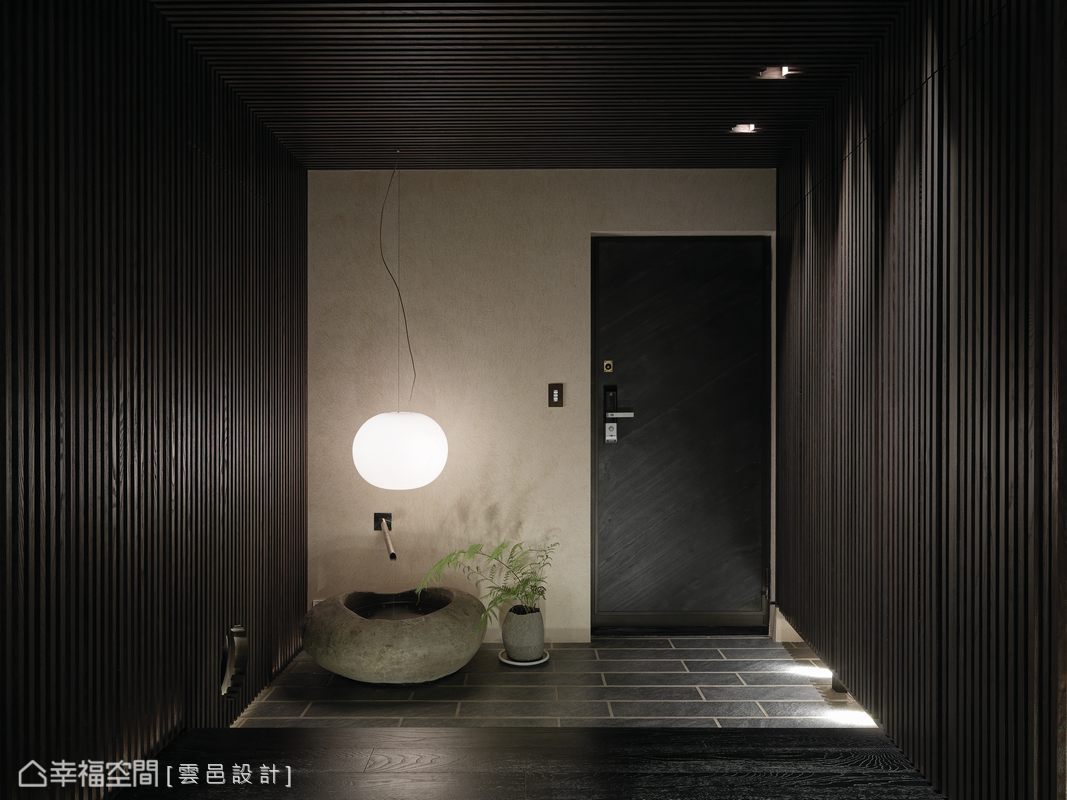 拥有和风朴素质地的壁纸与板岩砖,构成仿日式土间的玄关设计,与室内