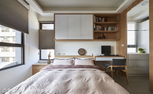 床头规划展示与收纳用的书柜,也延伸出书桌功能,整合屋主的需求,提高