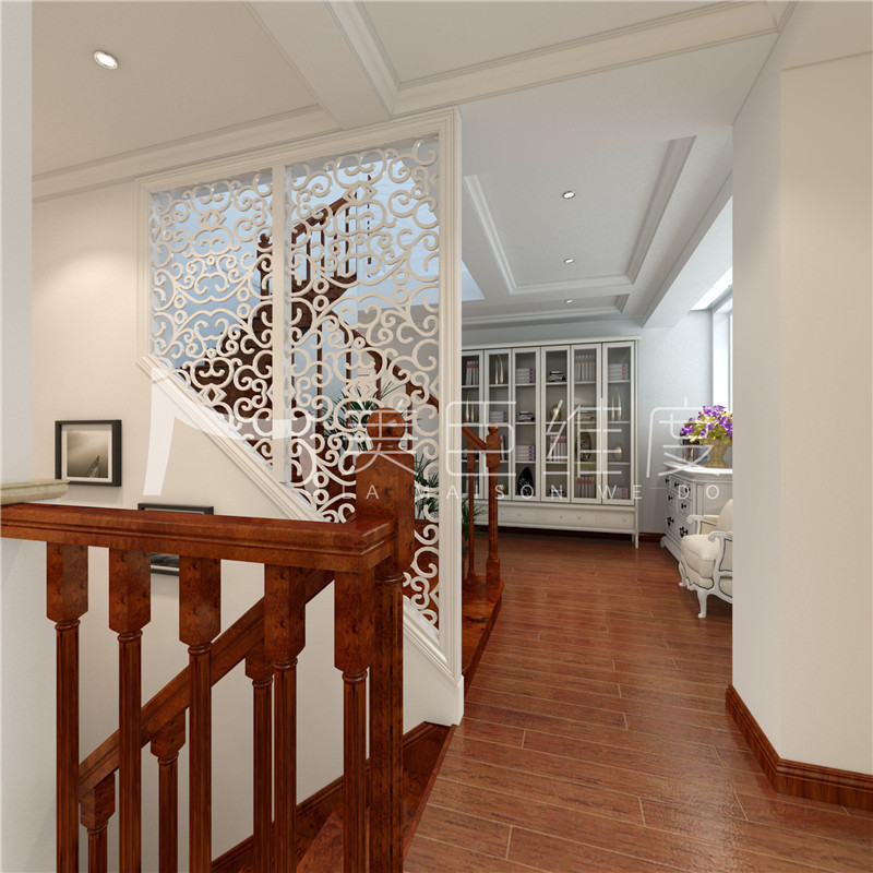 木质楼梯,白色雕花隔断,包括走廊的挂画装饰搭配的都清新适宜.