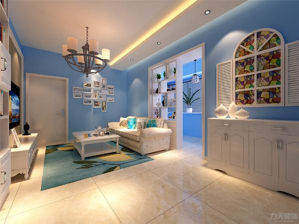 客厅内墙面为淡蓝色,墙面做地中海式假窗造型