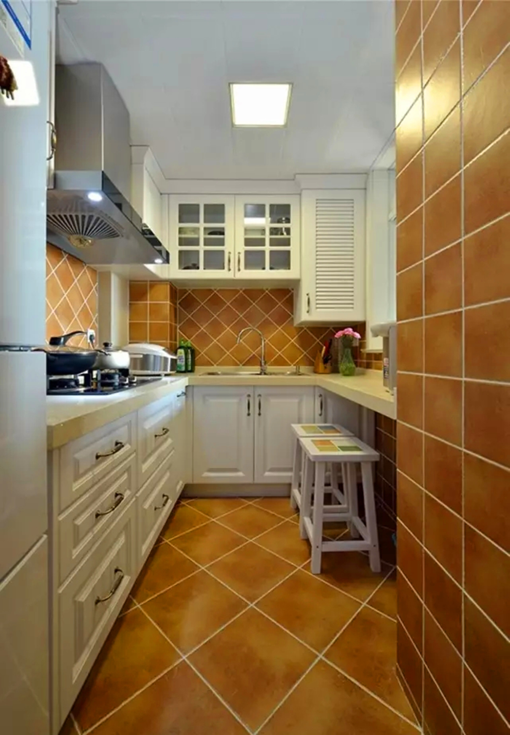 2013美式风格敞开式u型8平米彩色橱柜厨房地砖拼花装修效果图 – 设计本装修效果图