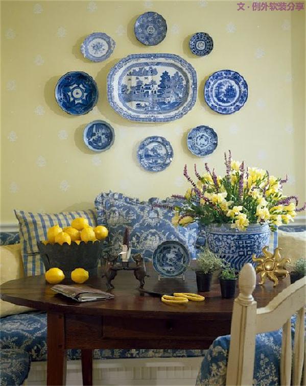 青花瓷元素的瓷盘,装饰于客厅,玄关的墙壁之上,带有浓烈的东方_装修美