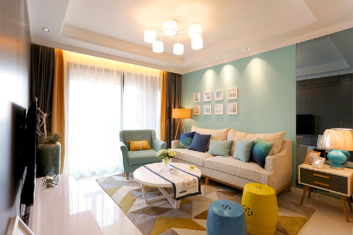 客厅的主色系以烟波蓝为主,米色的沙发,深蓝,浅蓝的抱枕,以及与之呼应