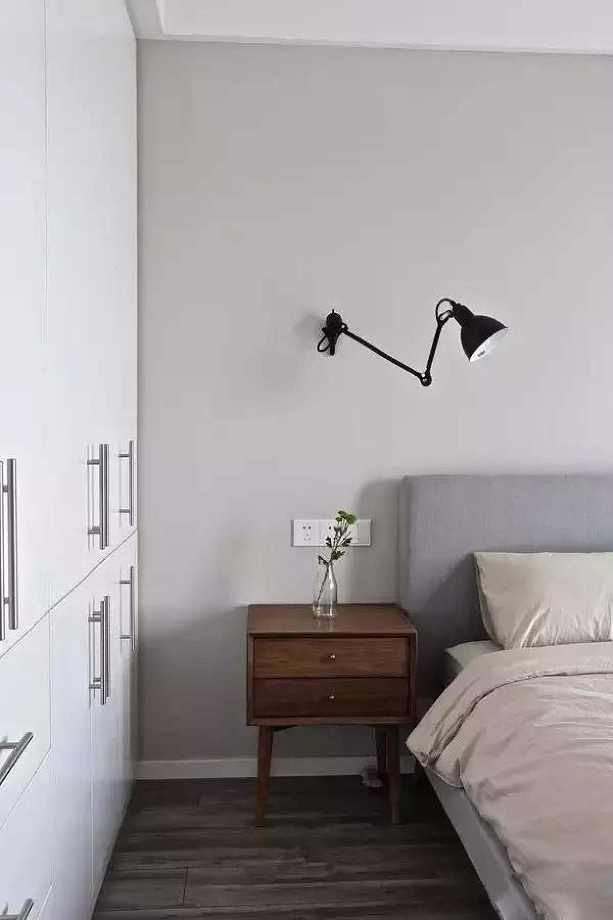 小巧的床头柜上,用富有设计感的壁灯代替台灯,可以