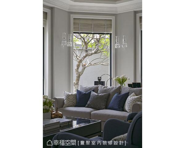 线条里有很多开窗与屋子,李羽芝,黄翊两位设计师以斜角框为窗户建筑别墅勾勒挡土墙图片