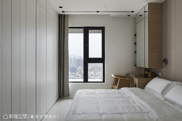 床头墙外推后形成内凹角落,规划成女主人梳化妆区,吊柜镜面门片兼当