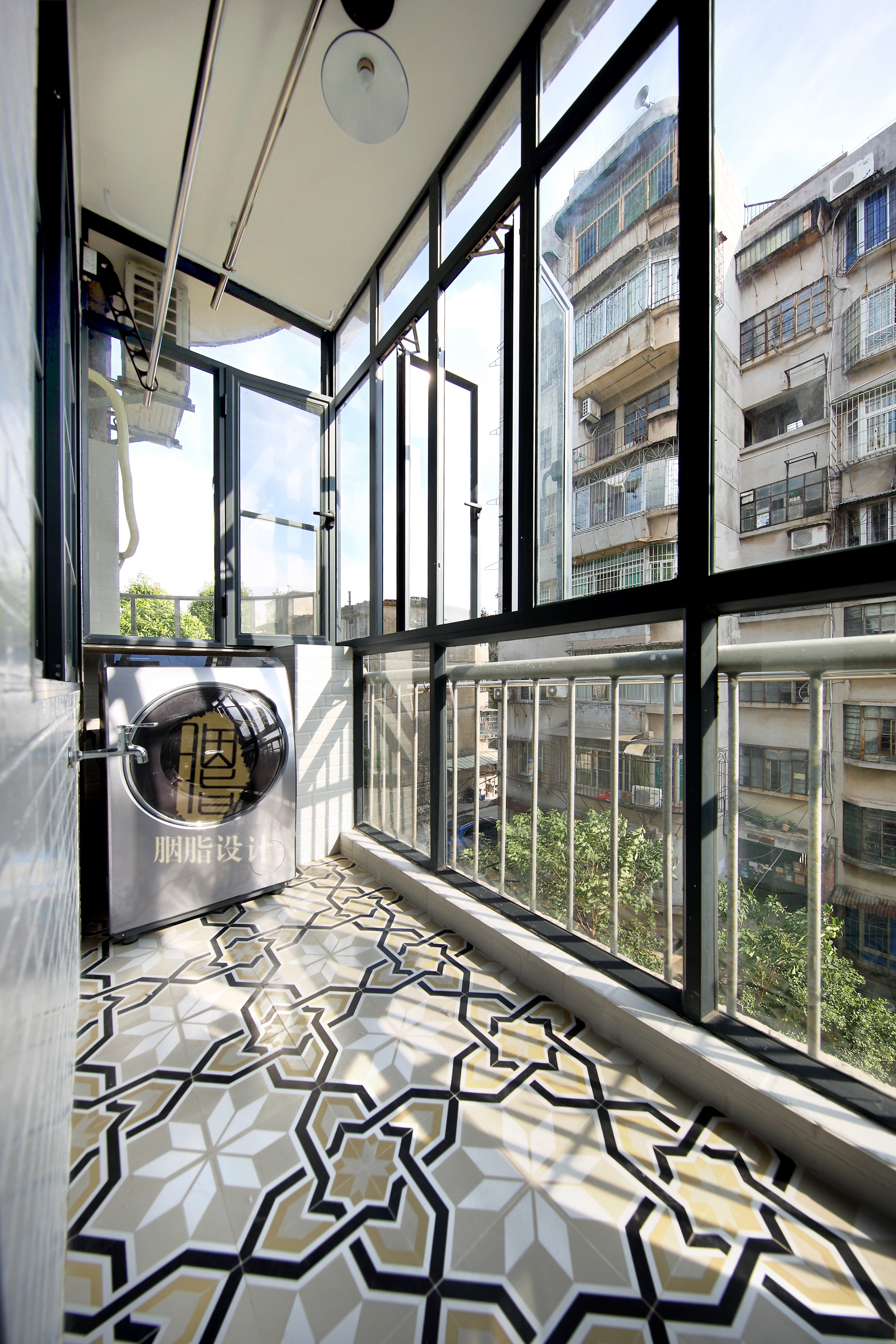 阳台用透明玻璃窗户做成可开放,封闭的空间,减少噪音和灰尘.