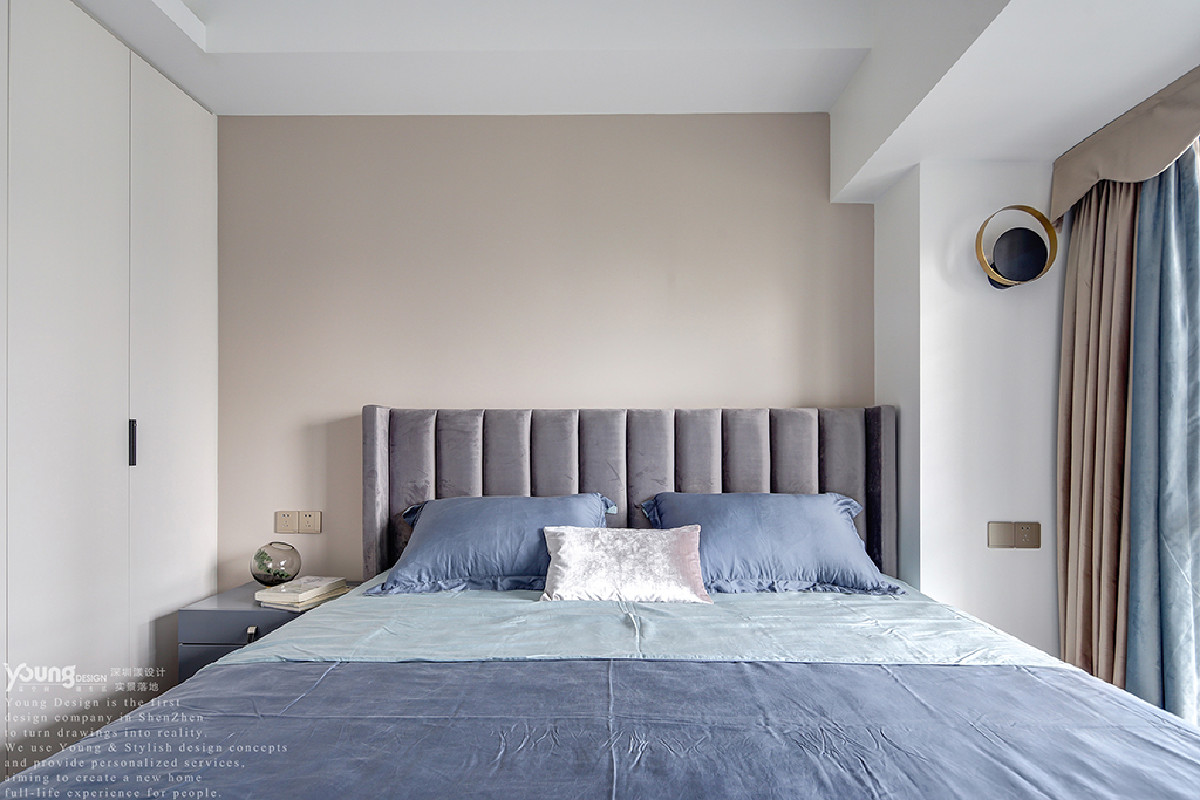 雾霾蓝色床品,浅金色腰枕,温馨淡雅的色调将卧室空间打造得雅致文艺