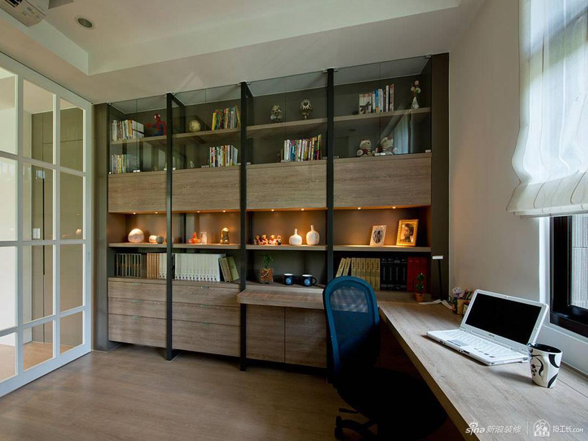 原本独立的书房空间,设计师于双动线上转换以拉门为分野,透视