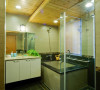 寬敞的浴室空間，功能均獨立分開，天花板搭