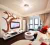 　红白相间的布艺沙发舒适、美观