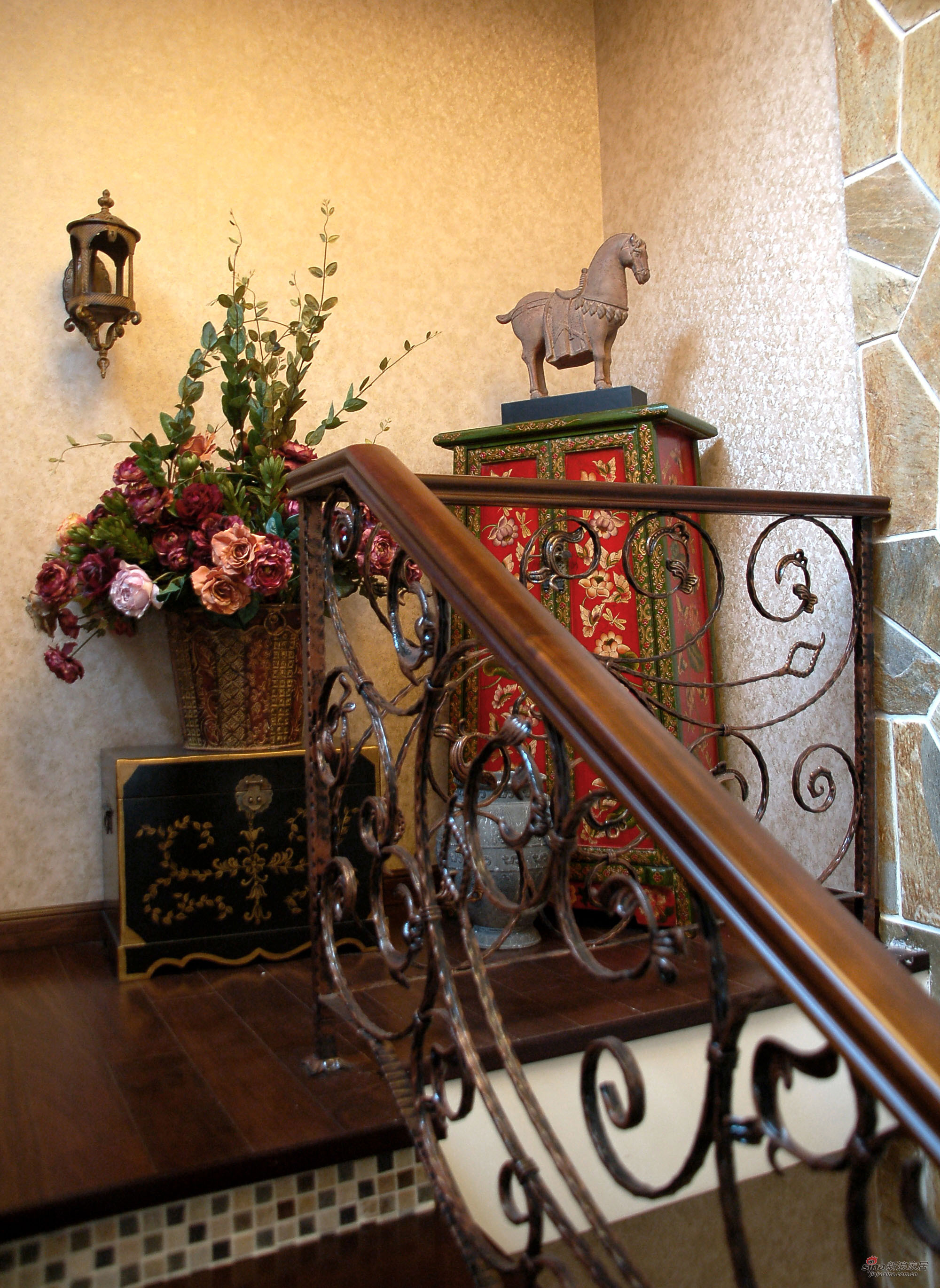 美式 别墅 楼梯图片来自用户1907685403在【高清】美式风格380平米舒适休闲52的分享