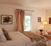 二层卧室依然可以感受阳光的温暖，各种小巧精致的装饰布满了房间的各个角落，新颖而独具一格。