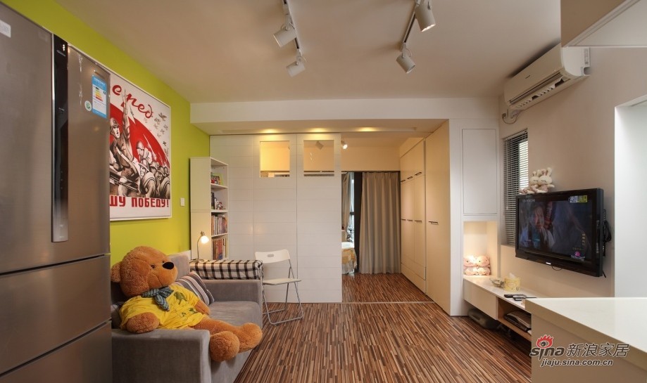 简约 三居 客厅图片来自用户2556216825在秋日里的78平米小户型装修典范26的分享