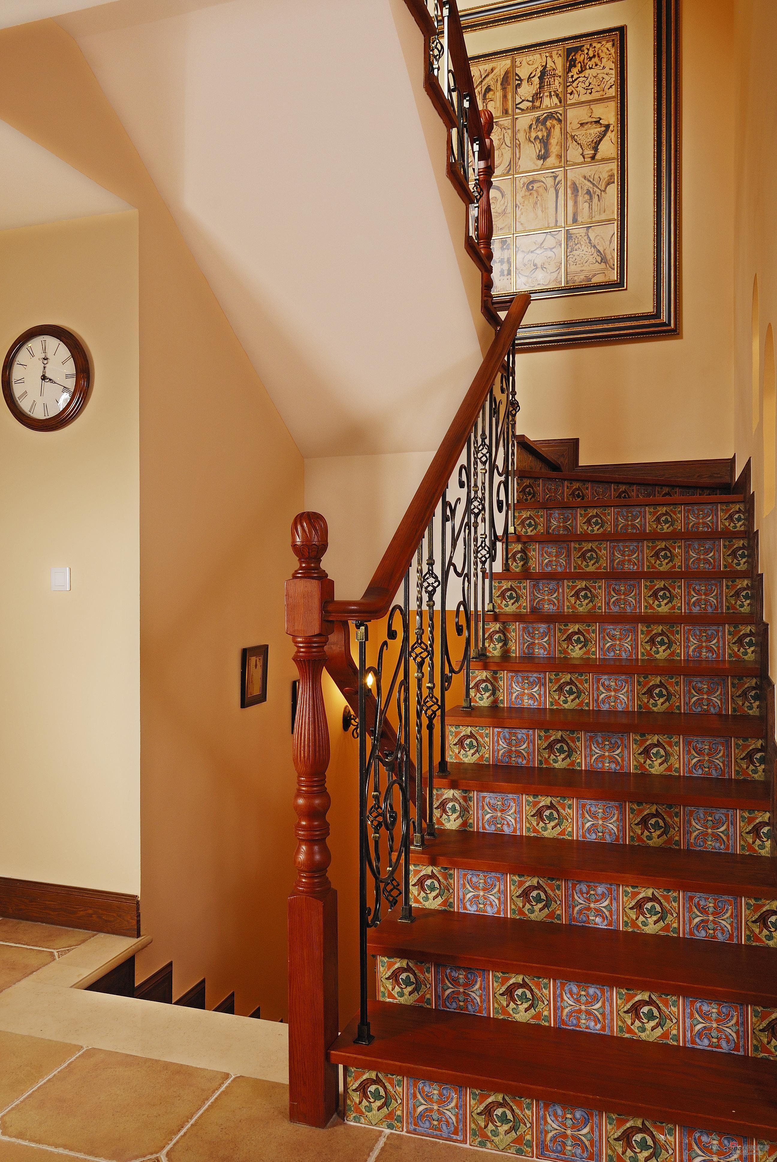 美式 别墅 楼梯图片来自用户1907685403在【多图】美式休闲风格实景，保利西山林语76的分享
