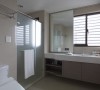 -建商原规划主卧卫浴洗手台位置对窗