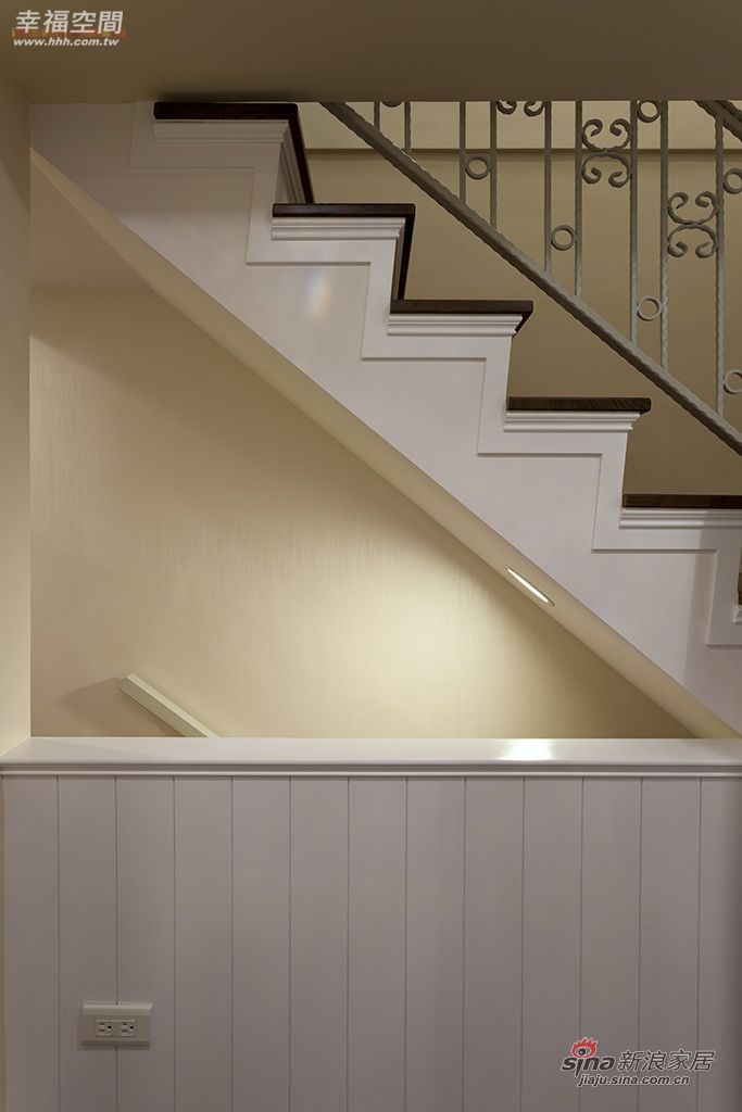 美式 别墅 楼梯图片来自幸福空间在【高清】217平方米美式温馨别墅翻新78的分享