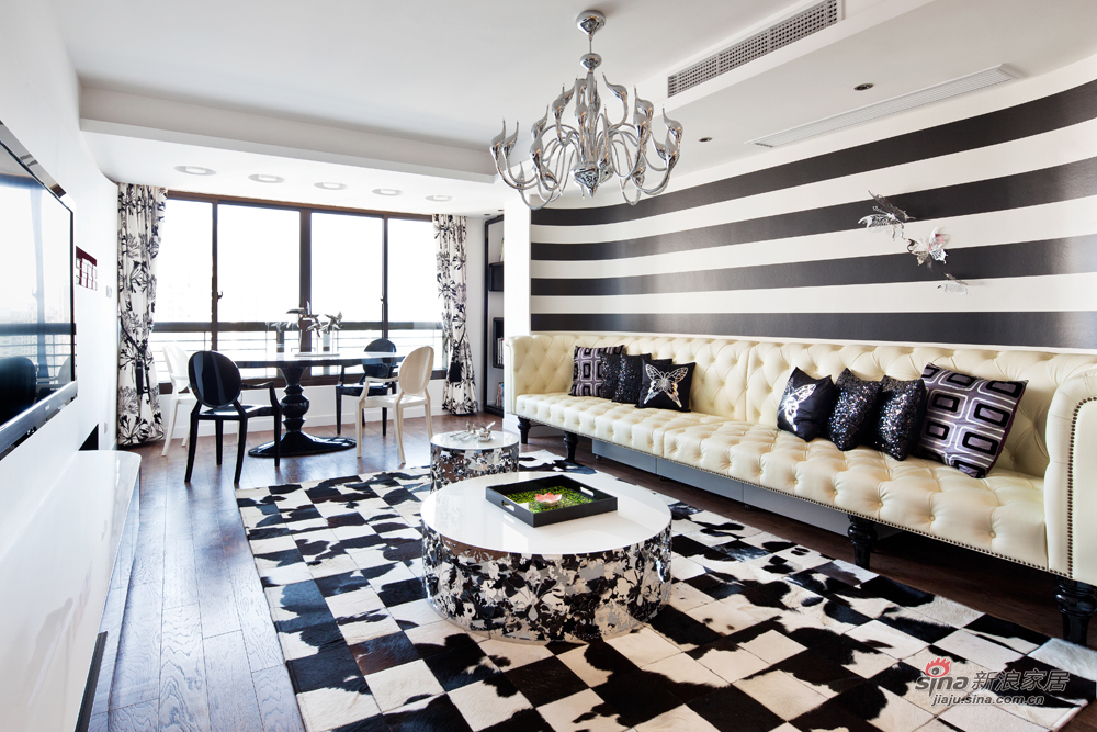 现代 二居 客厅 白富美图片来自装修微日记在【高清】70平现代时尚黑白公寓66的分享