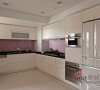 淺紫搭配淺白的古典配色，在ㄇ字型的廚房空