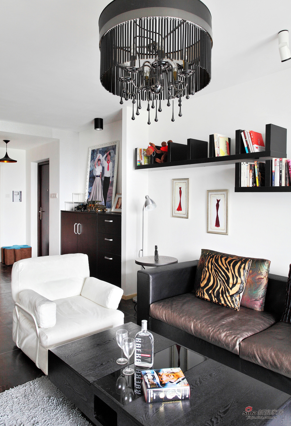 现代 二居 客厅图片来自装修微日记在【高清】10万装90平黑白时尚公寓55的分享