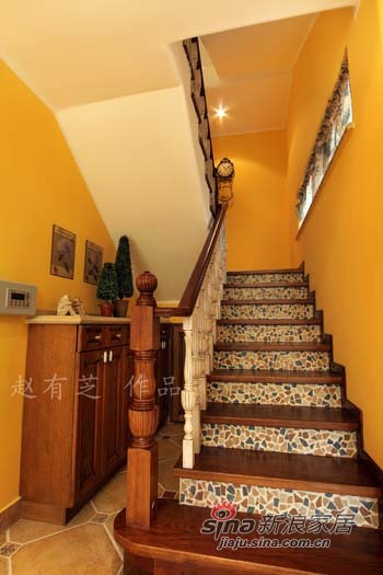 美式 别墅 楼梯图片来自用户1907685403在【高清】150平温暖米黄色假日3居室20的分享