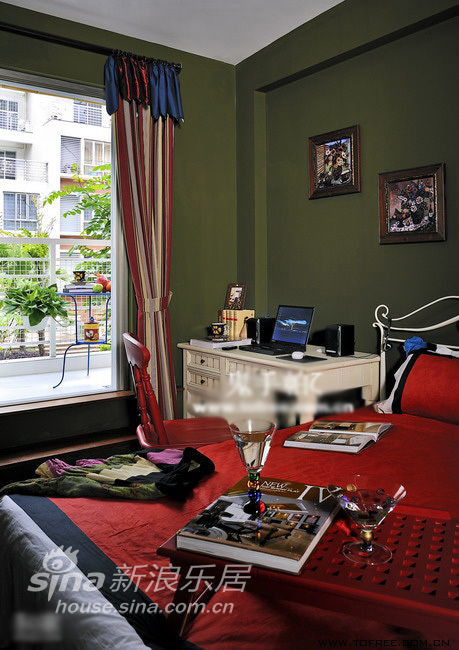 欧式 二居 客厅图片来自用户2746869241在色彩斑斓独树一帜 多彩多姿如梦似幻90的分享