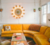 鲜花色的沙发搭配向日葵状的壁灯