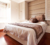 优雅的卧室，米色为主调。浅紫和咖啡色为点
