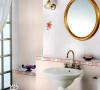 用瓷砖冷、暖色的对比来装饰浴室，绝对是一个好方法。整个色彩环境让置身沐浴的人体会温暖中的一丝舒爽