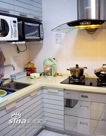 简约 复式 厨房图片来自用户2737950087在花两年收入装修独具品味小复式13的分享