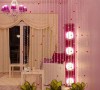 整个房间采用淡紫红与深紫红的搭配，家居和窗帘全为白色。沙发、灯也挑选了特别的淡紫和深紫色，色调完全统一，以保证房间色彩不杂乱。