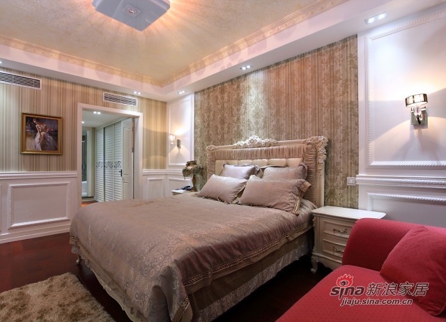 欧式 别墅 卧室图片来自用户2746889121在300平米巴洛克风格奢华别墅85的分享