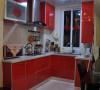 大红色的橱柜，开敞式的厨房。