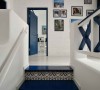 复式二楼的扶栏和楼梯，都是完全地中海的设计，弧形的转角，深蓝、木质的主料