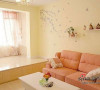 客厅全景，粉色的布艺沙发