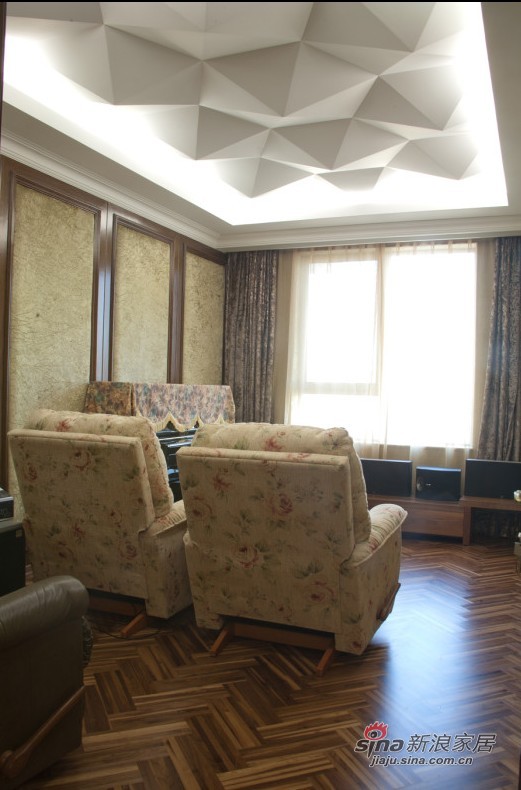简约 四居 客厅图片来自用户2739378857在品味格调 新古典四室两厅温情满溢69的分享