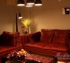 客厅里火红的沙发