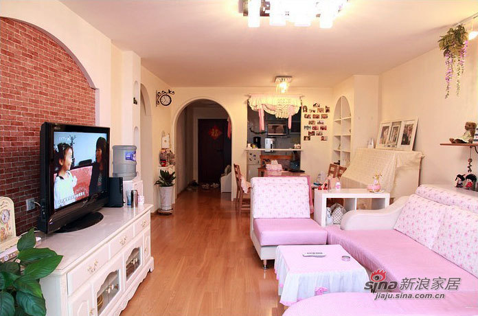 现代 三居 客厅图片来自佰辰生活装饰在8万打造128平粉色系简约三居81的分享