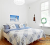 格子控的淡蓝色床单，光线和墙壁配合着柔和