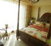 另一间卧室，床是较为厚重的美式古典风格