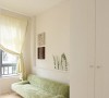 小小的休息室，让带着淡淡青草味的绿色沙发