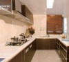 U字型松下深色厨房令优雅空间更显高贵