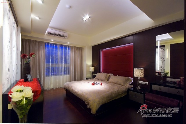 欧式 四居 卧室图片来自幸福空间在148平米新式古典风骚红装91的分享