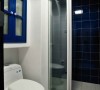 卫生间的布置以深蓝和白色搭配，典型的地中海风格，干净而舒服