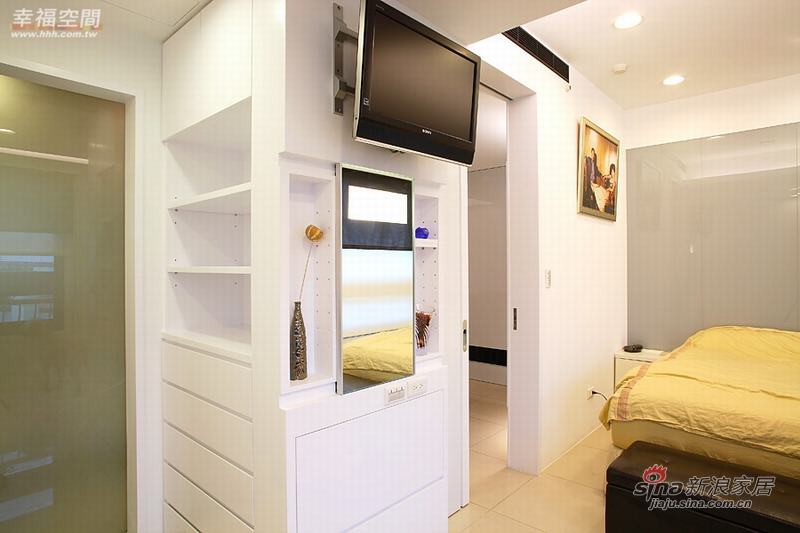 简约 二居 卧室图片来自幸福空间在80平米黑白色调的简约2房2厅68的分享